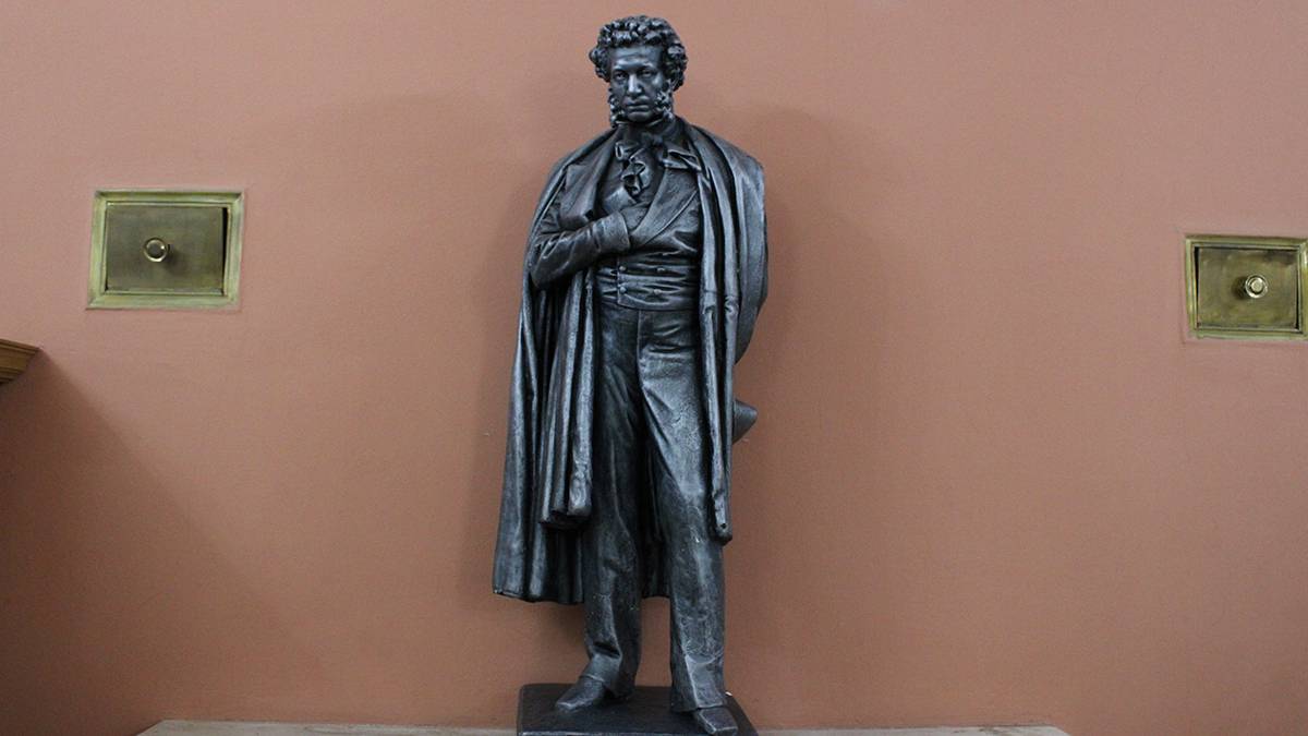 Праправнук Пушкина отреагировал на снос памятников поэту на Украине