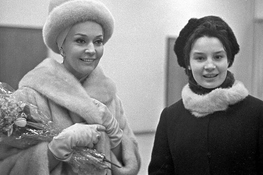 Французская актриса Людмила Черина и советская актриса Наталья Величко во время Недели французского кино в Москве, 1965 год