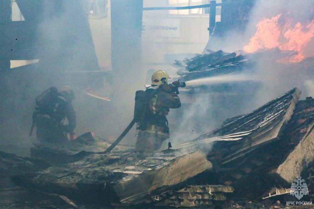 В Петербурге локализовали пожар в производственно-складском ангаре