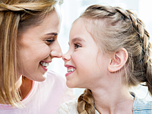 Смотрите, как мама с дочкой в костюмах динозавров пришли навестить бабушку с дедушкой