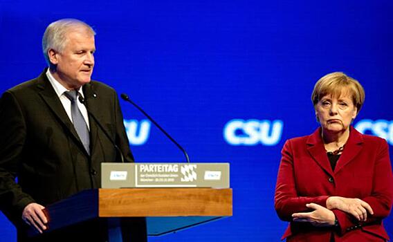 Канцлер Германии Ангела Меркель и премьер-министр Баварский Хорст Зеехофер на конгрессе в Мюнхене, 20 ноября 2015 года