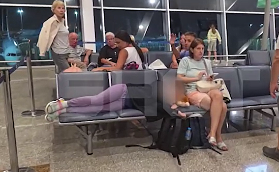 Российские туристы 9 часов в аэропорту Хургады ждали вылета в Москву