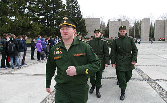 Тысячу молодых парней напутствовали в Единый день призывника