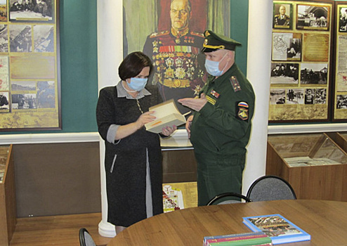 Военный комиссариат Саратовской области передал школьному музею книгу мемуаров Маршала Жукова