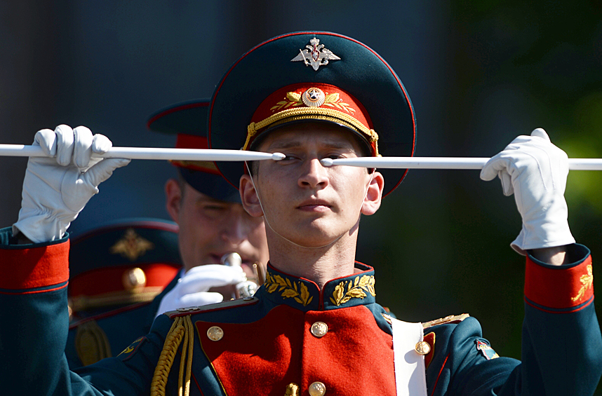 В России и за ее пределами 9 мая отметили День Победы. В память о тех, кто не вернулся с поля боя, зажгли свечи и провели минуту молчания. За победу только Советский Союз заплатил очень страшную цену — с войны не вернулись 27 миллионов человек. Как отмечали День Победы  — в нашей фотогалерее.