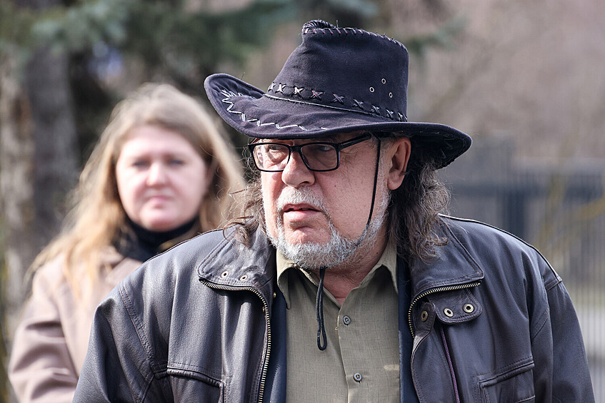 Поэт Игорь Мухин перед началом церемонии прощания с певцом Бедросом Киркоровым на Троекуровском кладбище, 21 марта 2025 года