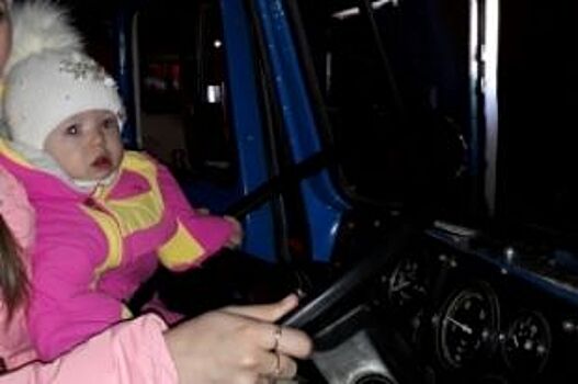 Очевидцы сняли 10-месячную девочку за рулём пожарной машины в Челябинске