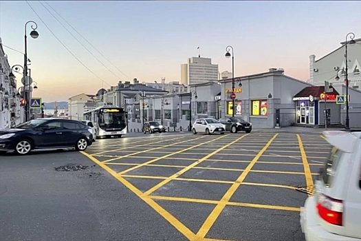 На оживленный перекресток Владивостока у «Изумруда» вернули «вафельницу»