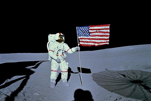 ИИ улучшил исторические кадры приземления астронавтов на Луну