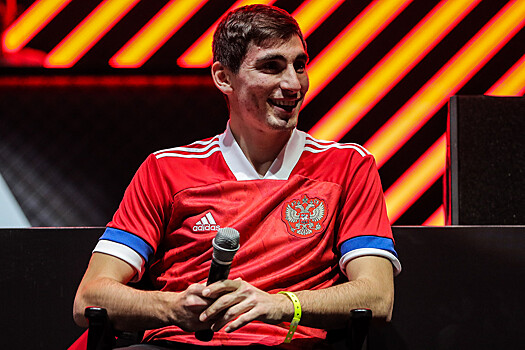 Триколор на рукаве, лаконичный дизайн в красном. Фото новой формы сборной России