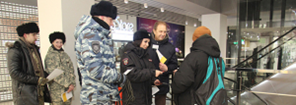 В Магадане полицейские, казаки и общественники провели профилактические беседы с подростками в торгово-развлекательном центре
