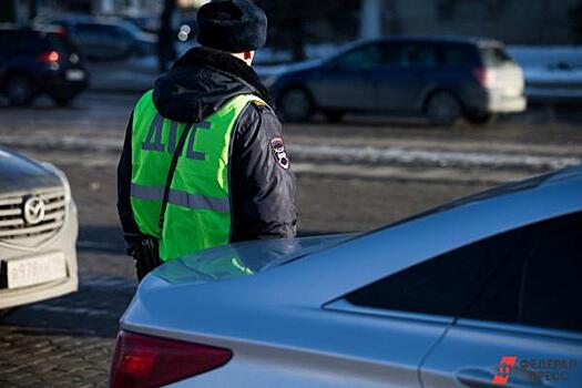 В Новосибирске КамАЗ помял несколько легковушек на мосту