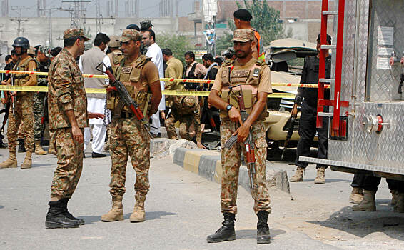При взрыве в Пакистане погибли не менее семи человек