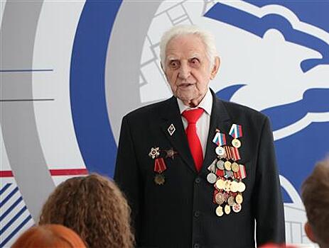 Самарские школьники встретились с ветераном ВОВ, который в этом году отмечает 100-летний юбилей