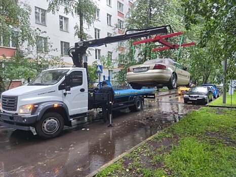 В Конькове эвакуировали на временную стоянку бесхозную иномарку