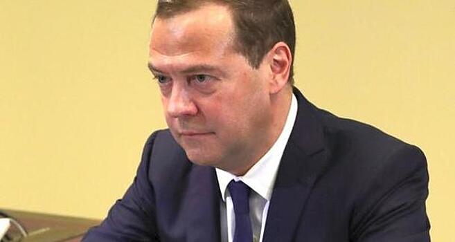 Медведев предлагает повысить пособие по уходу за ребенком в возрасте от 1,5 до 3 лет