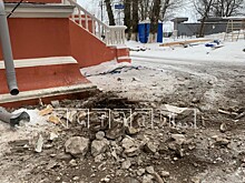 Подрядчик обследует фасад дома, который разрушился спустя месяц после капремонта