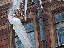 Сосулька упала на автомобиль