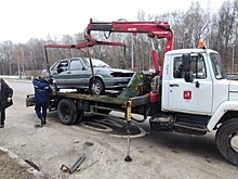 В Конькове вывезли на временную стоянку разукомплектованный автомобиль