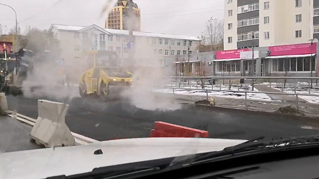 На Червишевском тракте рабочие укладывали асфальт в лужи во время осадков