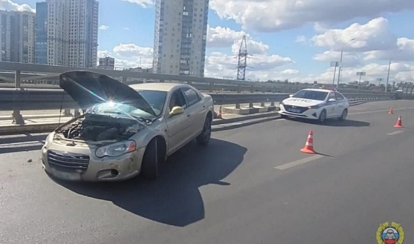 В центре Волгограда иномарка врезалась в металлический отбойник