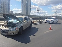 В центре Волгограда иномарка врезалась в металлический отбойник