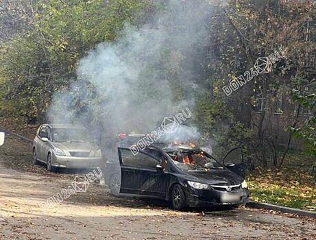 В Ростове местные жители самостоятельно потушили возгорание автомобиля