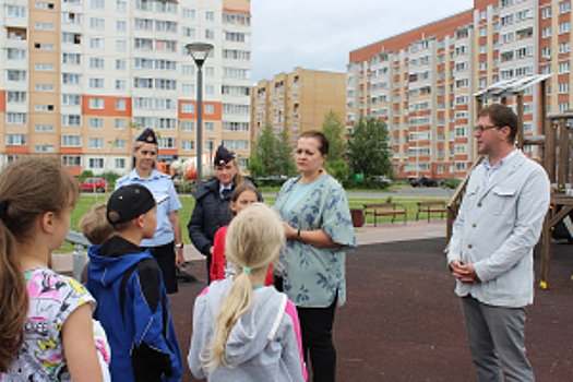 В Новгородской области полицейские и общественники напомнили детям и родителям о мерах безопасности во время летнего отдыха