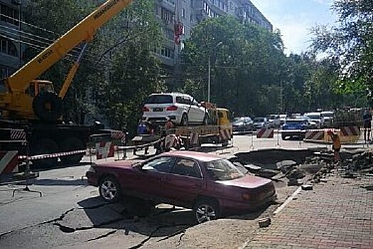 Дорога провалилась в центре Хабаровска