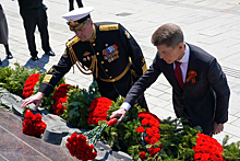 Командующий ТОФ адмирал Виктор Лиина возложил цветы к мемориалу «Боевая слава Тихоокеанского флота» во Владивостоке