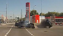 Водитель, выехавший на красный, перевернул джип на Варшавском шоссе в Москве. Видео