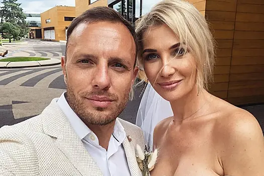 Ну вместе 3. Три месяца отношений поздравления. Тв шоу лазарев в жюри. Шоу бизнес. Жюри стена шоу.