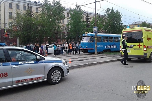 Юные екатеринбурженки свалились с "колбасы" одного трамвая под колеса другого