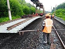 На железной дороге Кировской области продолжают укладывать «бархатный» путь