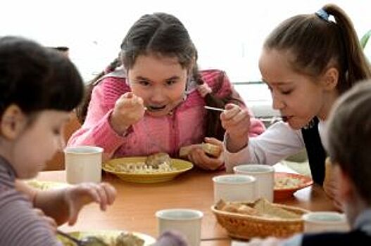 «Объедают» детей? Общественники заявили о сговоре в школьных столовых