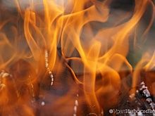 В Екатеринбурге ночью полыхал автомобиль директора УК