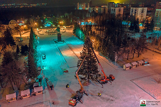В Уфе на площади Ленина установили главную городскую ёлку