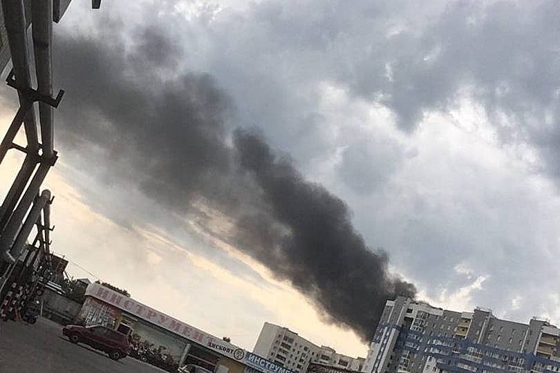 Большой столб дыма над Кольцово взбудоражил екатеринбуржцев