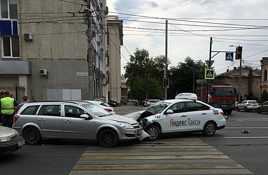 ДТП с участием такси заблокировало движение трамваев в центре Самары