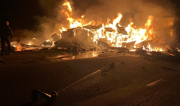 Фуру охватило огнем после столкновения с грузовиком в Волгоградской области