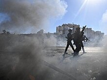 Врачи вывозят пострадавших в столкновениях в Израиле