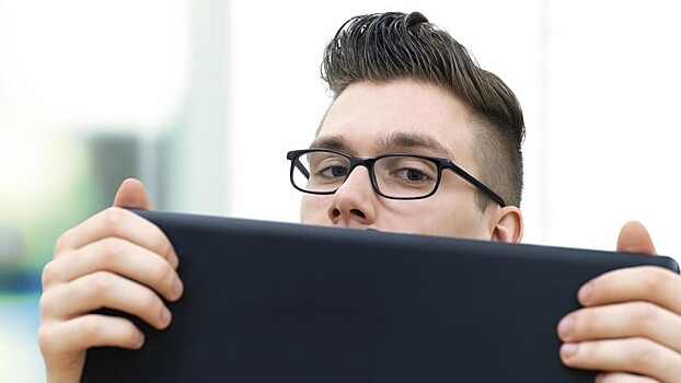 В Екатеринбурге школьникам без компьютеров и интернета выдадут планшеты и сим-карты