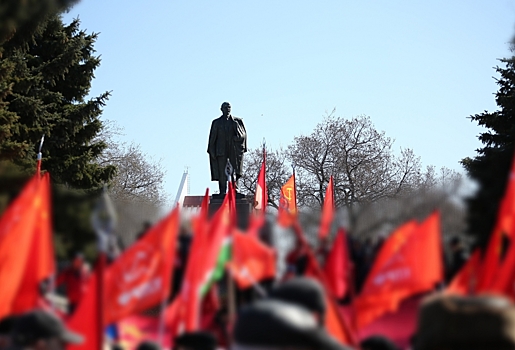 Власти поставили в очередь на ремонт памятник Ленину на Ильинской горке - в последние годы за ним ...