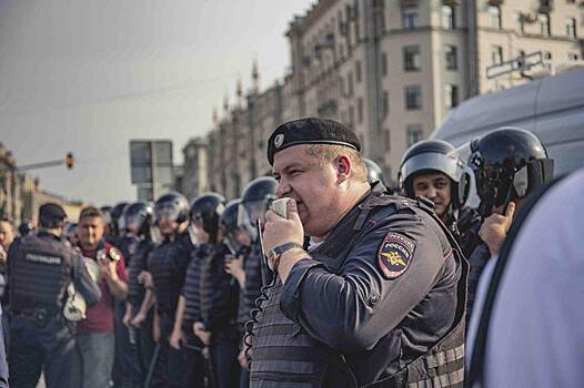 Задержаны десятки участников акции протеста. Власти просят «бережно относиться к росгвардейцам»