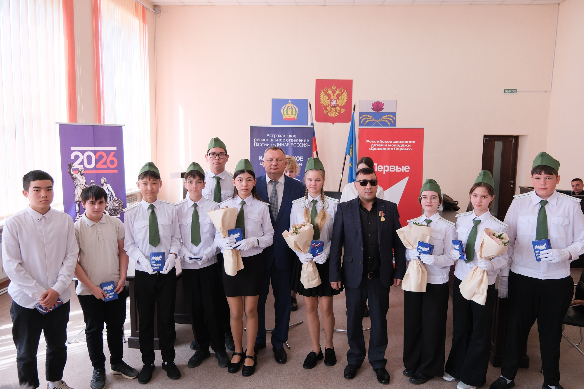 В рамках акции ««Мы — граждане России!»: Председатель Думы Астраханской области Игорь Мартынов вручил первые паспорта 30 школьникам Камызякского района