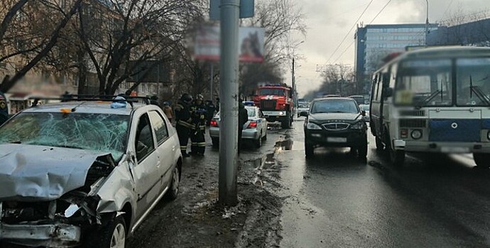 В Томске выехавший на тротуар водитель устроил серьёзное ДТП