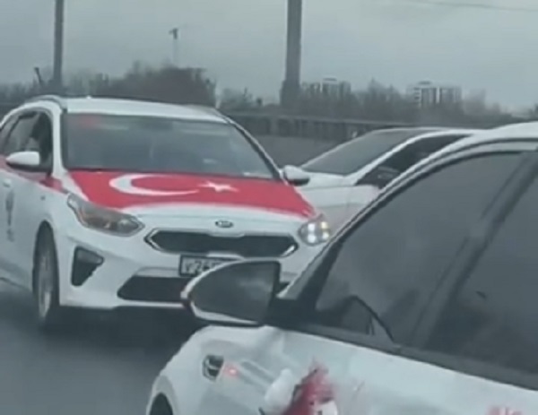 В Москве несколько машин устроили опасные маневры, а затем перекрыли Варшавское шоссе