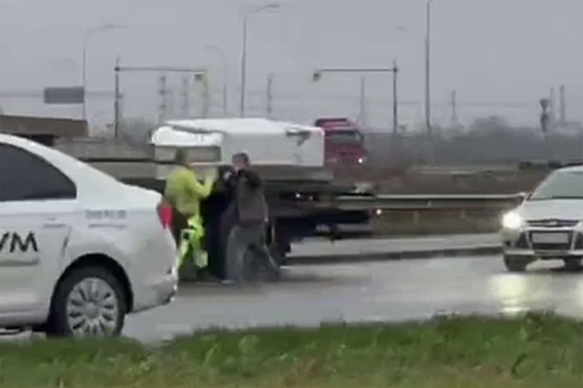 В Петербурге на видео сняли драку водителей на проезжей части