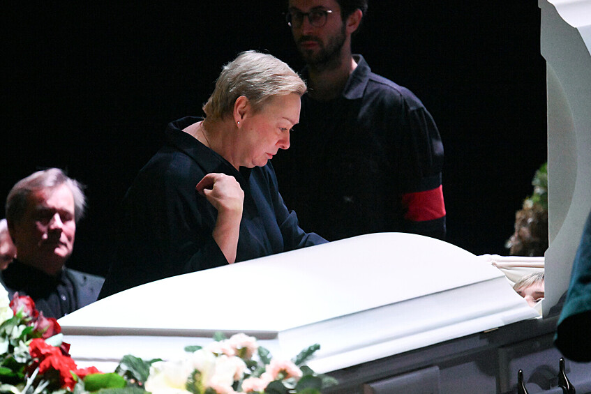 Актриса Мария Аронова на церемонии прощания с народной артисткой РФ Верой Алентовой в Московском драматическом театре имени А.С. Пушкина. Алентова скончалась на 84-м году жизни 29 декабря 2025 года