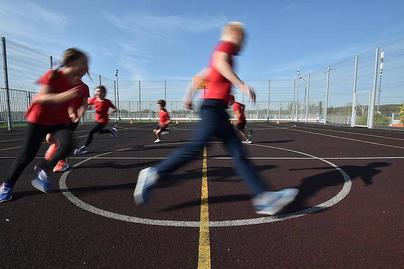 В Москве мигранты выгнали детей со спортплощадки и попали на видео
